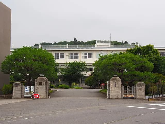 吾妻中央高校の外観