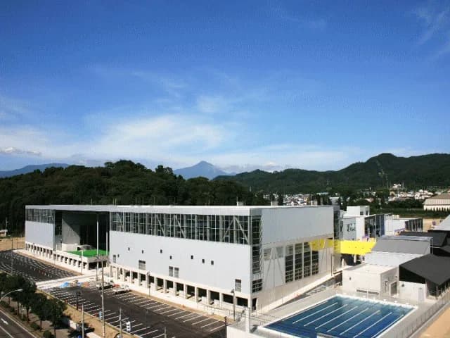 会津学鳳高校の外観