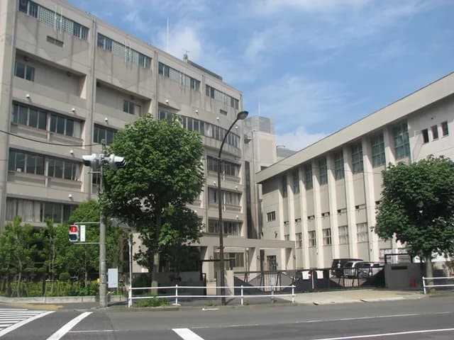 青山高校の外観