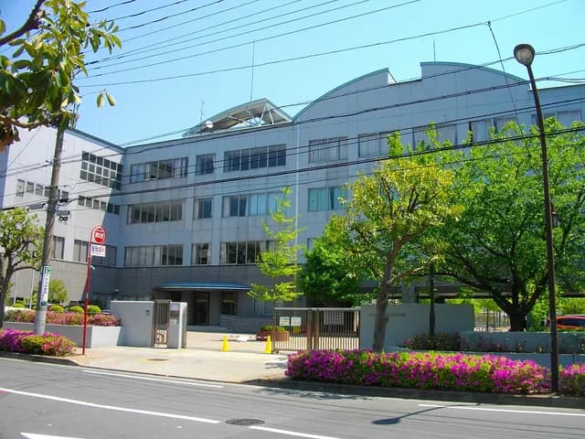 東高校の外観