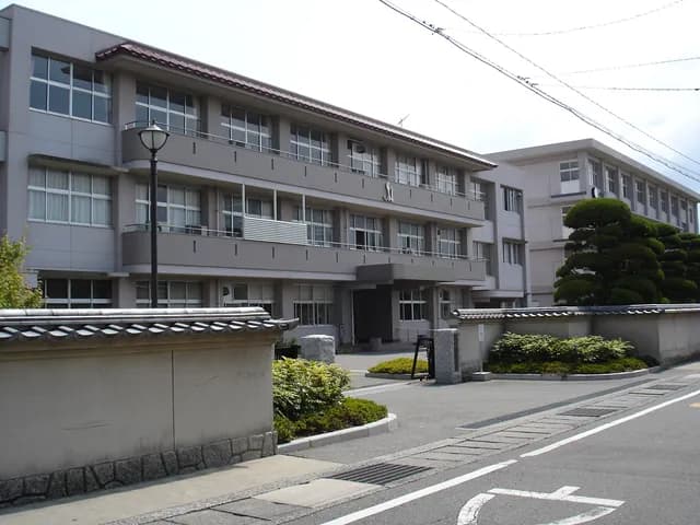 長府高校の外観