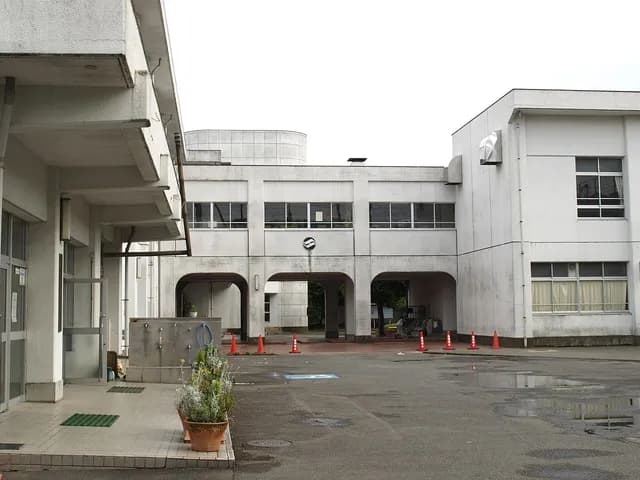 荏田高校の外観