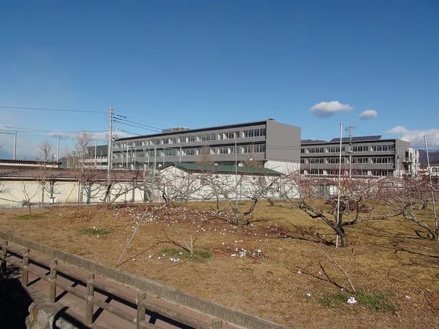 笛吹高校の外観