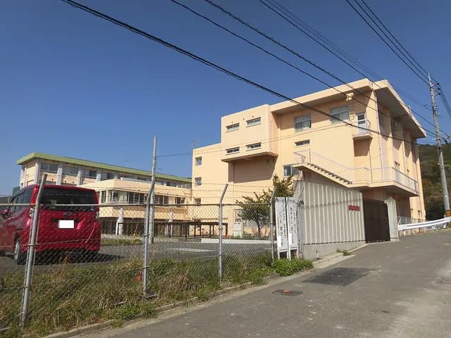 若松商業高校の外観