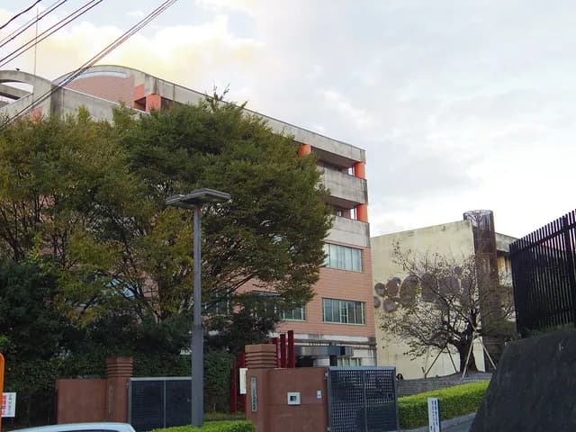 芸術緑丘高校の外観