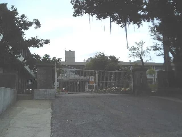宜野座高校の外観