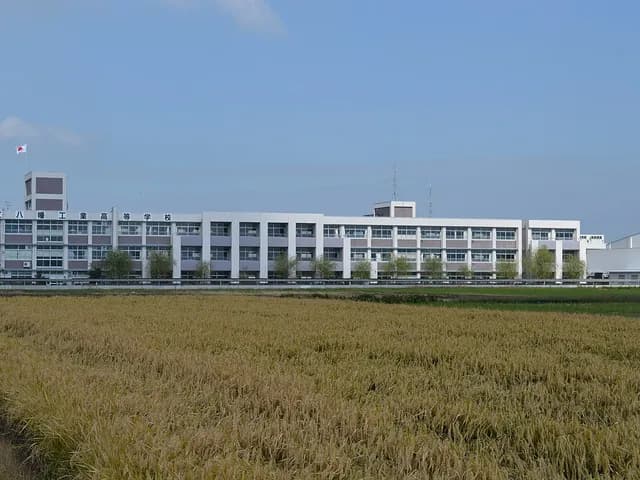 八幡工業高校の外観