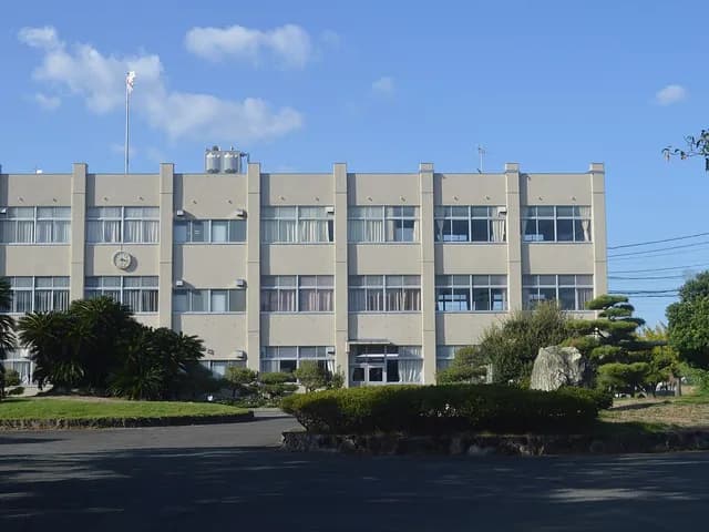半田高校の外観