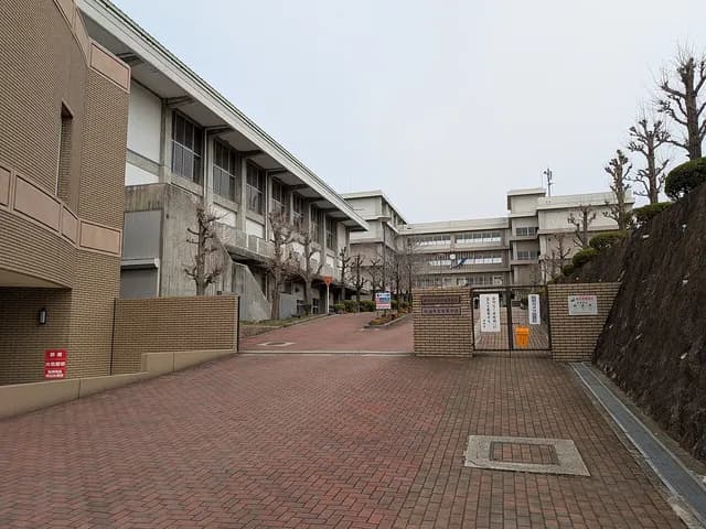 姫路市立高校の外観