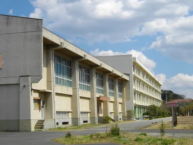 市川東高校の外観