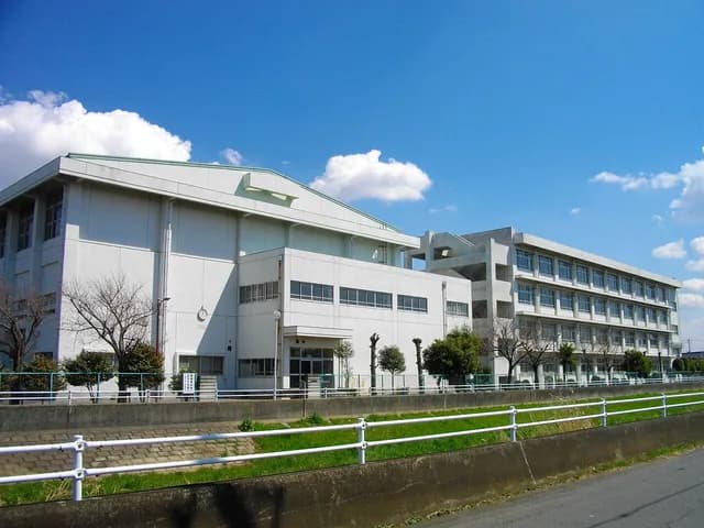 市川昴高校の外観