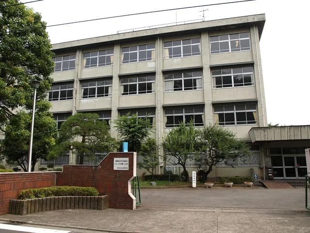 生田東高校の外観