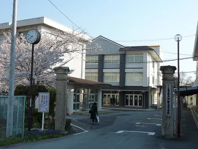 伊勢高校の外観
