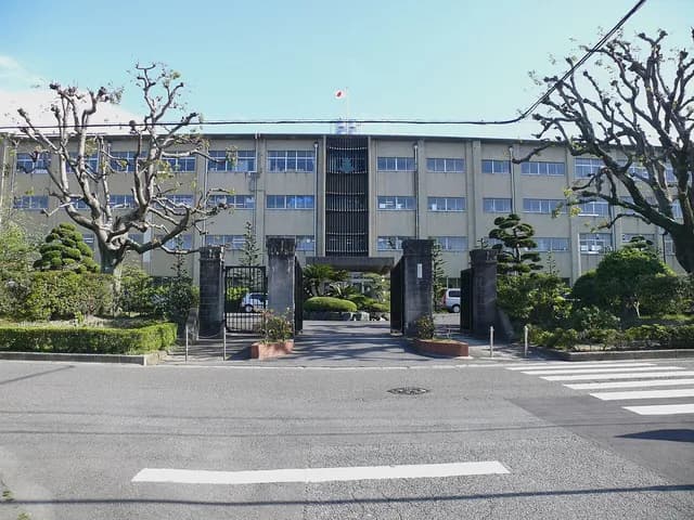 惟信高校の外観