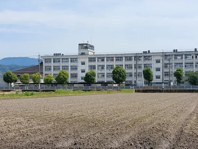 伊予高校の外観