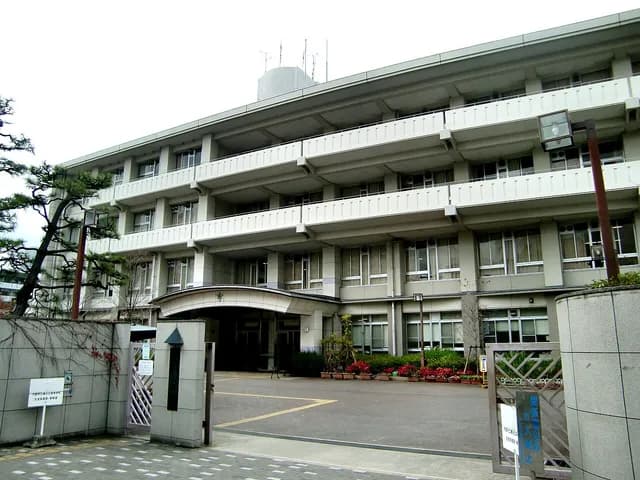 春日丘高校の外観