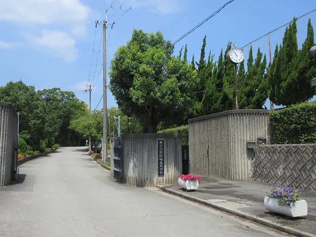 川西明峰高校の外観