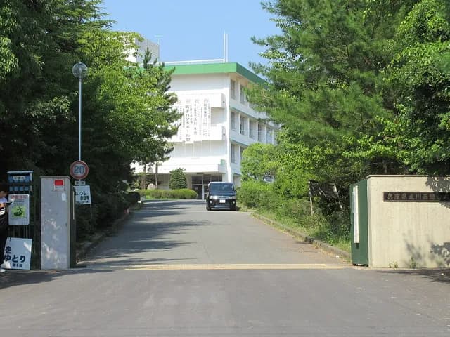 川西緑台高校の外観