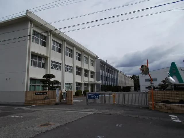 紀央館高校の外観