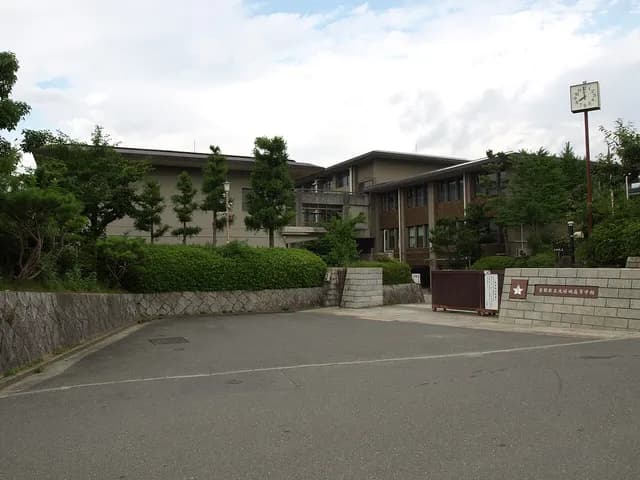 北嵯峨高校の外観