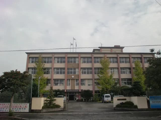 国分中央高校の外観
