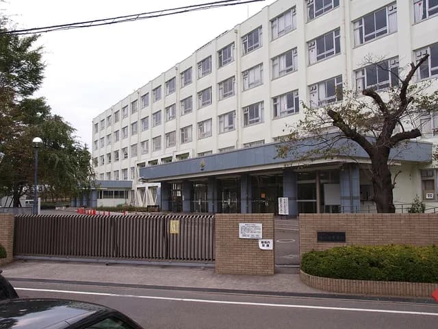狛江高校の外観