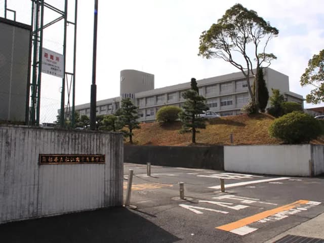 松江商業高校の外観