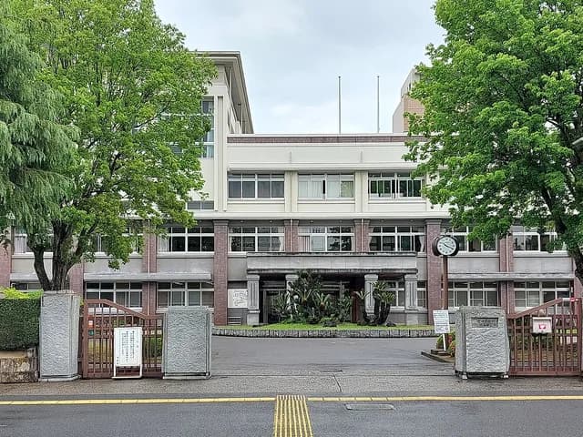 松山東高校の外観