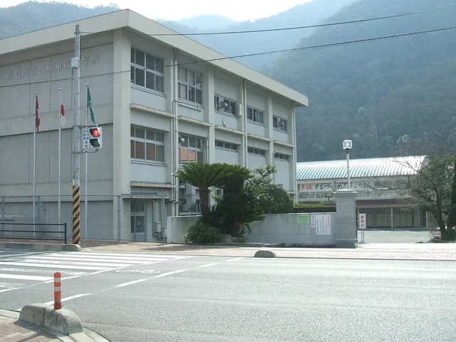 三原東高校の外観
