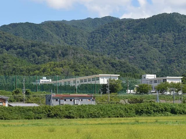 美方高校の外観