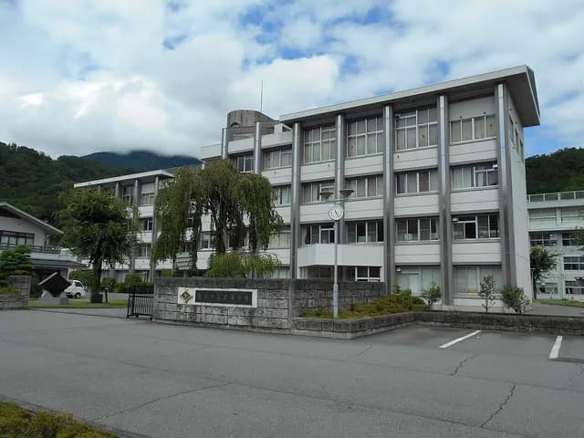 身延高校の外観