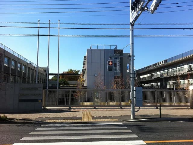 三鷹中等教育学校の外観