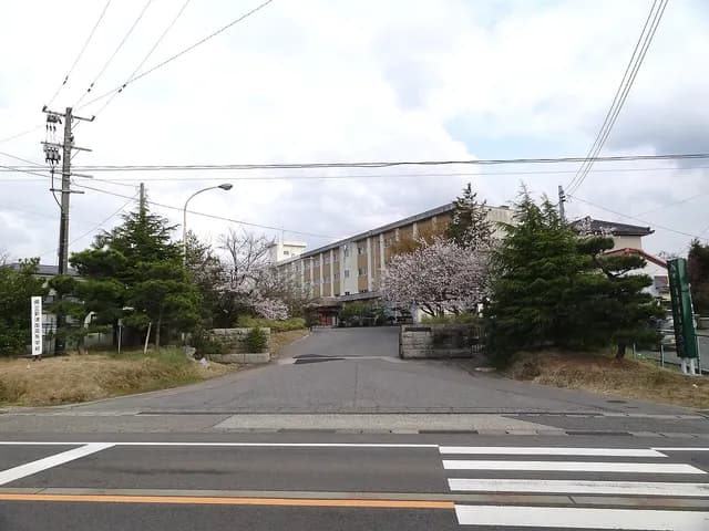 新津南高校の外観