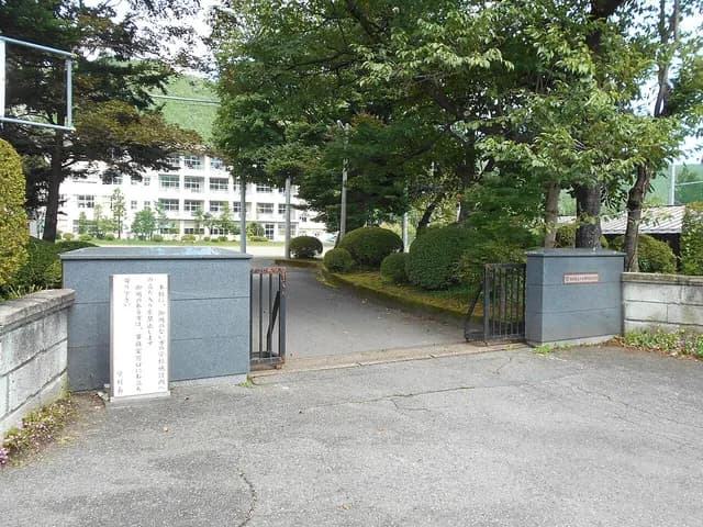 日光明峰高校の外観