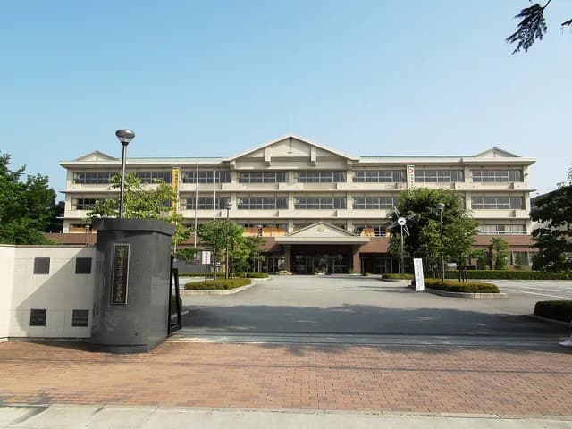 韮崎高校の外観