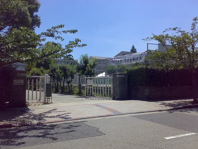 西宮高校の外観