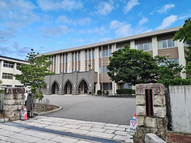 大町岳陽高校の外観
