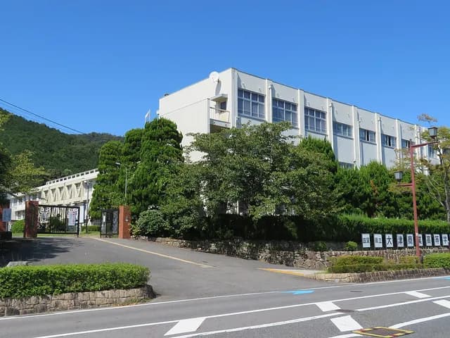 大津商業高校の外観