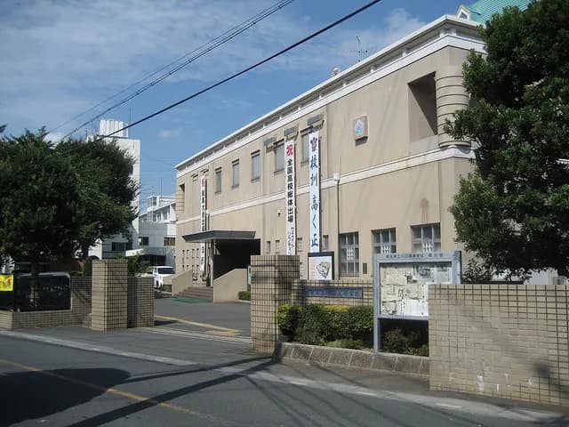 川口高校の外観