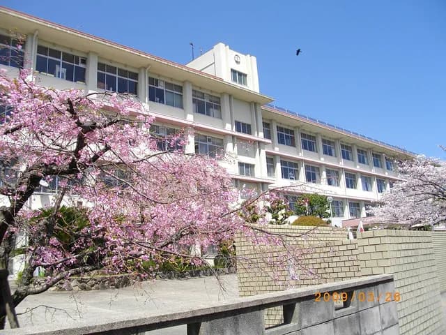 桜塚高校の外観