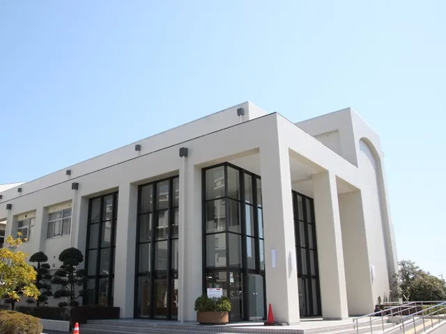 清流館高校の外観