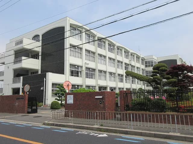 信太高校の外観
