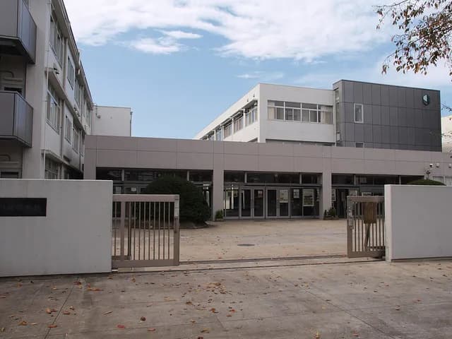 総合工科高校の外観