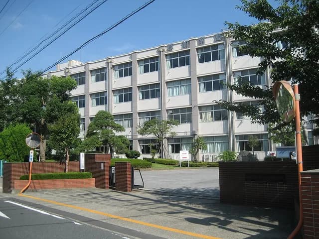 草加南高校の外観