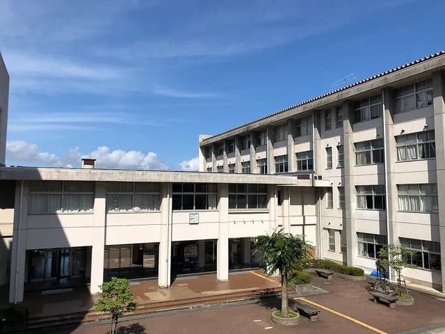 諏訪清陵高校の外観