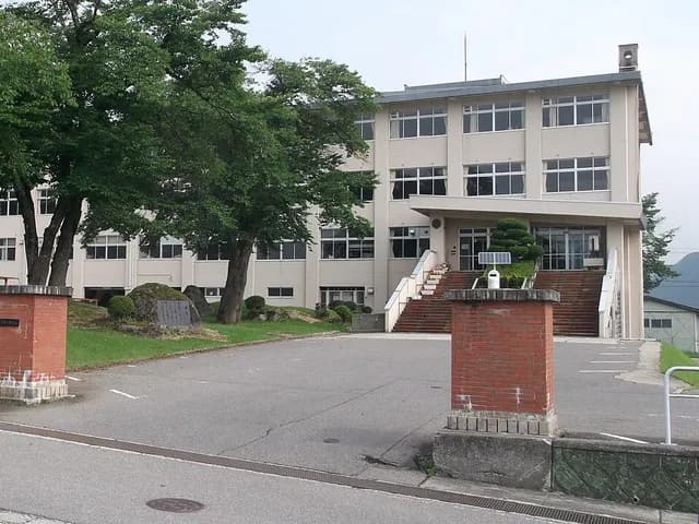 只見高校の外観