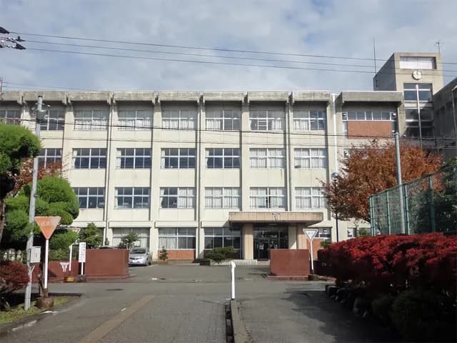 高岡商業高校の外観