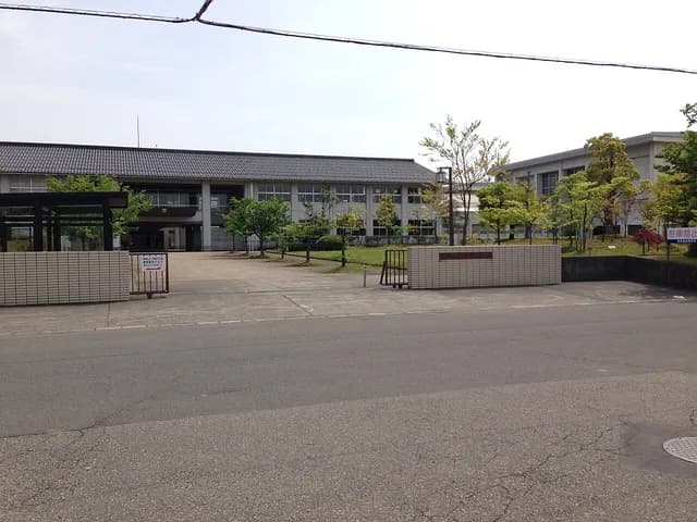武生東高校の外観
