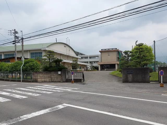 東温高校の外観