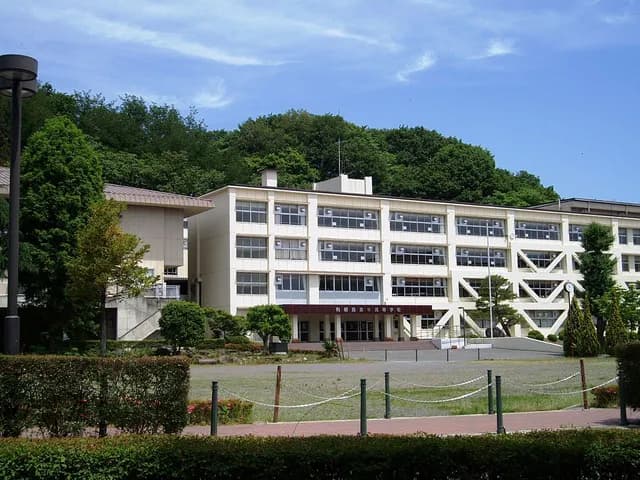 利根商業高校の外観